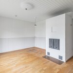 Olohuoneessa on varaava takka.