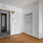 Eteisaulasta käynti asunnon toiseen wc:een.