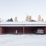 Jokaiselle huoneistolle kuuluu autokatospaikka, toinen paikka asunnon vieressä.
