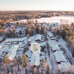 Päiväkoti n. 1 km, alakoulu n. 1,4 km, yläkoulu ja lukio n. 2 km.