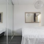 Makuuhuoneessa on liukuovikaapistot.