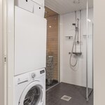 Kylpyhuoneessa on paikka pesutornille.