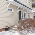 Sisäänkäynnin edessä on pieni terassi, josta on käynti vain tähän huoneistoon. 