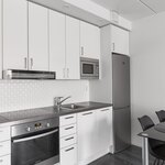 Keraaminen liesi, kiertoilmauunissa myös grillitoiminto. 