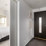 Makuuhuoneen ja eteisen välissä on neliöitä säästävä liukuoviratkaisu.