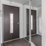 Eteisessä on liukuovikaapistot.