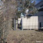 Aidatulle takapihalle on kulku myös lukollisen portin kautta.