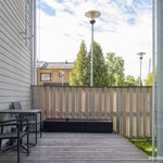 Takapiha on ilta-auringon suuntaan, länteen.