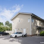 Jokaiselle huoneistolle on tolppapaikka ja lämmin huoneistokohtainen varastotila.