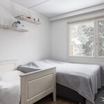 Sisäpihan puoleinen makuuhuone. Irtokaapisto kuuluu kauppaan ostajan niin halutessa.