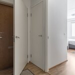 Vaatehuoneeseen on käynti eteisestä.