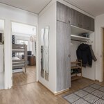 Eteisessä on kaapistot ja naulakko.