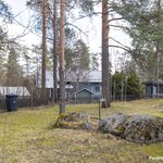 Tontti on aidattu, osin riista-aidalla. 