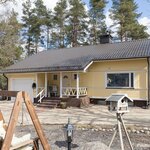 Autotallissa on nosto-ovi, käynti talliin myös sisältä.