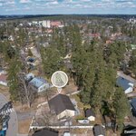 Puolimatkan koulu n. 600 m. Vehkoja koulu n. 1,2 km. Kruunupuiston päiväkoti n. 1,2 km.
