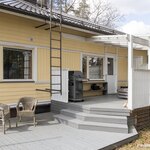 Takapihan terassi on osin katettu.