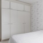 Molemmissa makuuhuoneissa on kaapistot.