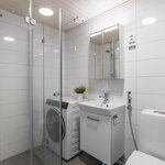 Kylpyhuone on remontoitu putkiremontin yhteydessä v. 2025.