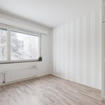 Olohuoneen viereinen makuuhuone.