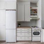 Keittiön kaapistot ja kodinkoneet on osin päivityksen tarpeessa.