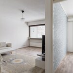 Olohuoneen ja keittiön ikkunat on ilta-auringon suuntaan.