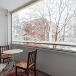 Lasitettu parveke on lounaan/lännen suuntaan, ilta-aurinkoon.