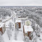 Juna-asema n. 1 km, kauppakeskus Willa n. 1,3 km.