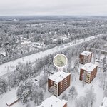 Aseman koulu n. 800 m, Pohjoispuiston koulu n. 650 m, Hyrian Kruunu n. 400 m.