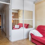 Toinen alakerran makuuhuoneista.