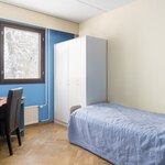 Kaikissa makuuhuoneissa on kaapistot.