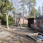 Taloyhtiön leikkipaikka.