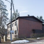 Sisäänkäynti on Vipusentien puolella.