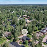 Lähin leikkipaikka n. 300 m, lähin ruokakauppa n. 600 m. 