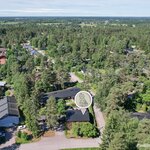 Kalevan päiväkoti n. 500 m, Kalevan koulu n. 700 m.