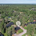 Lähin bussipysäkki n. 350 m, juna-asema (HSL) n. 1,9 km. 