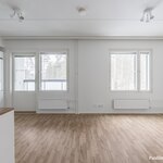 Asuinhuoneissa on laminaattilattiat ja maalatut seinät.