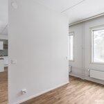 Makuutilan ja oleskelutilan erottaa kiinteä seinäke.