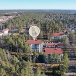Lähin bussipysäkki n. 300 m. Juna-asema n. 2 km.