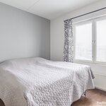 Makuuhuoneen ikkunat on sisäpihan suuntaan.