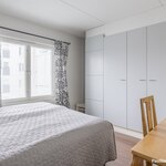 Kaapistot eteisessä ja makuuhuoneessa, nerokkaat yläkaapit hyödyntää hukkatilan.