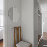 Eteiskäytävän päädyssä on kylpyhuone, vasemmalla makuuhuone.