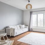 Olohuoneen ikkunat on ilta-auringon suuntaan.