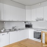 Keittiön kaapinovet, vetolaatikosto ja työtasot on uusittu v. 2016.