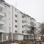 Lasitettu parveke on sisäpihan suuntaan, itään.