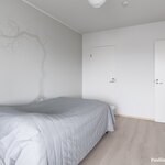 Makuuhuoneen yhteydessä on vaatehuone.