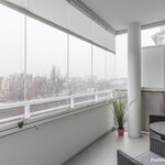 Lasitetulla parvekkeelle on asumismukavuutta lisäävät Vizorin kaihtimet.