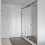 Eteisen liukuovikaapistojen päällä on fiksu yläkaapistoratkaisu.