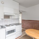 Keittiössä on kiinteä pöytä.