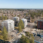 Lähin bussipysäkki n. 260 m, juna-asema n. 850 m.