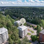 Lähin bussipysäkki n. 260 m, juna-asema n. 850 m.